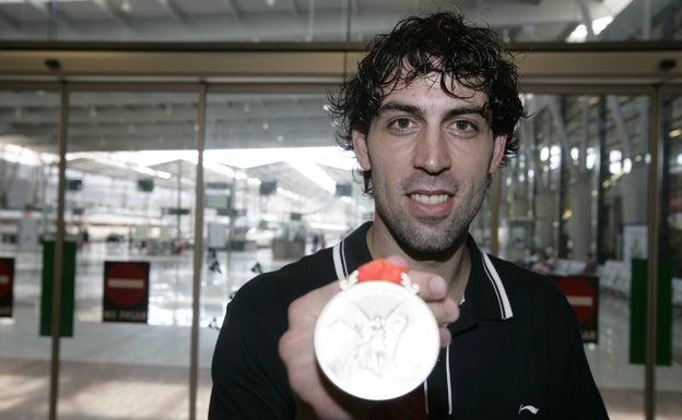 Berni Rodríguez muestra la medalla de plata ganada en baloncesto en Pekín 2008. 