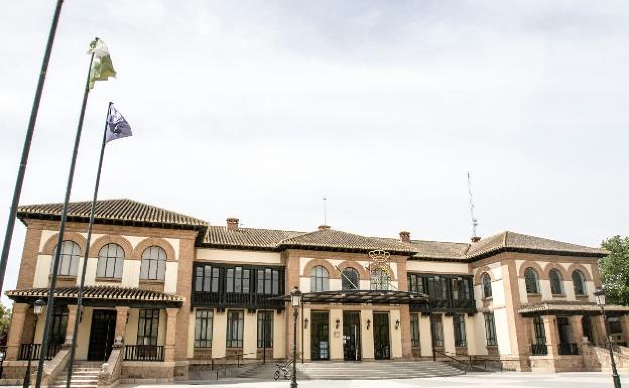 Fachada del Ayuntamiento de Campillos. 