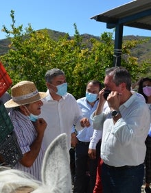 Imagen secundaria 2 - Tres imágenes de la visita de Juan Espadas este viernes a la Axarquía. 