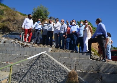 Imagen secundaria 1 - Tres imágenes de la visita de Juan Espadas este viernes a la Axarquía. 