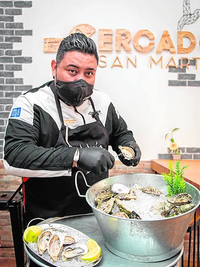 Elías Tang abre ostras en el Mercado San Martín. Tras 15 años dedicado al producto, el chef va a lanzar su propia marca.