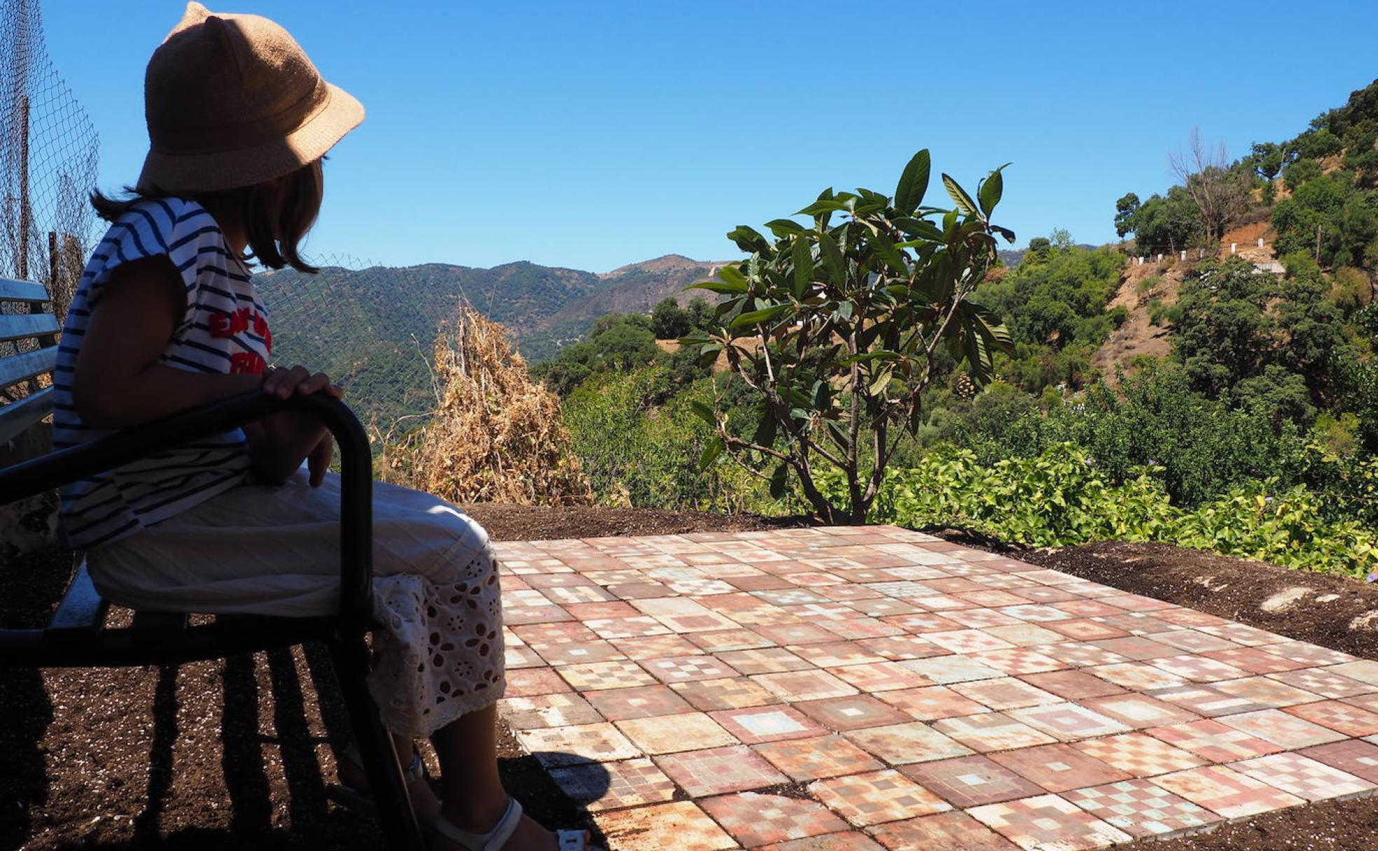 El artista Pablo Capitán del Río firma un nuevo mirador en Genalguacil. 