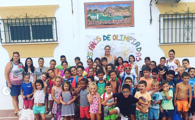 Maica García (al fondo, en el centro de la imagen), junto a escolares en Periana en 2017. 