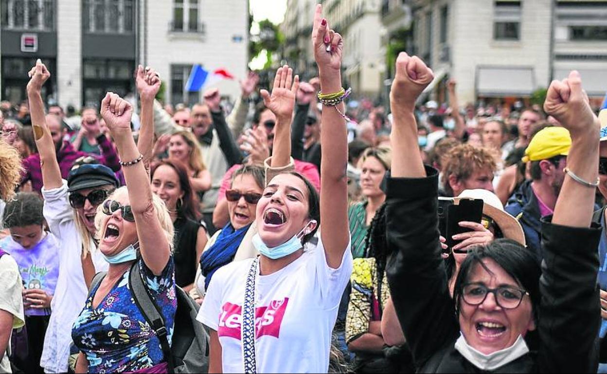 Protestas en Nantes contra las medidas anticovid del Gobierno. 