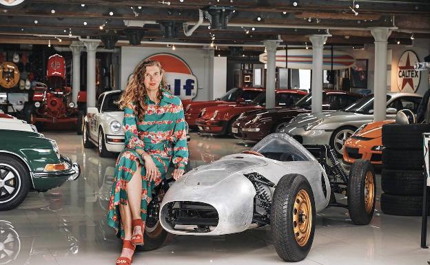 Michelle Hambly-Grobler, junto al Jennings Porsche