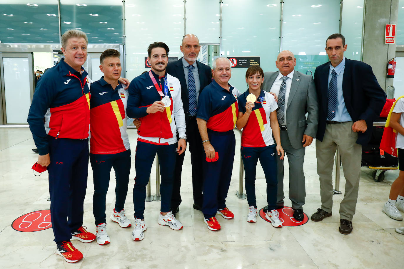 Fotos: El kareteca malagueño Damián Quintero y Sandra Sánchez llegan a Madrid con sus flamantes medallas olímpicas