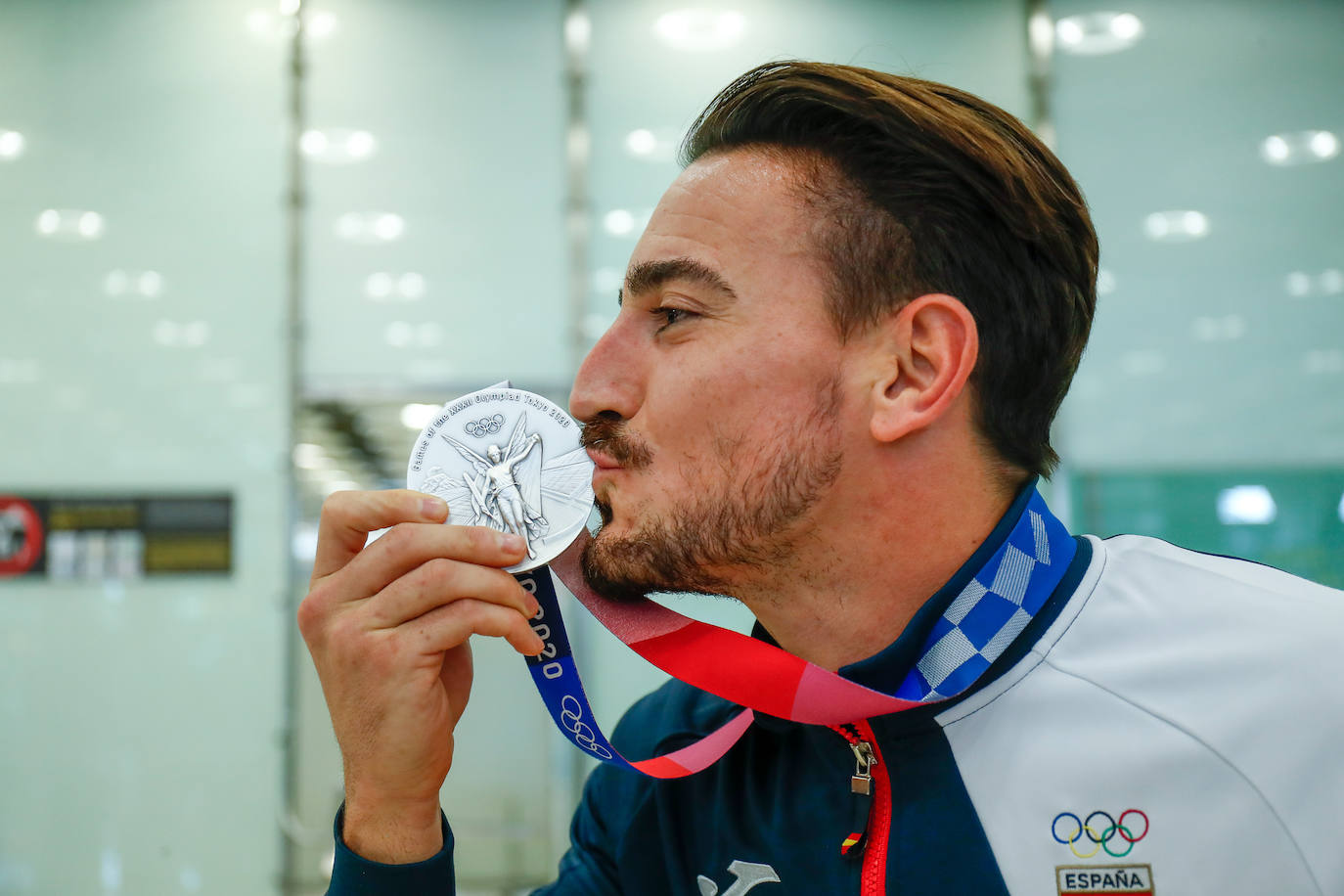 Fotos: El kareteca malagueño Damián Quintero y Sandra Sánchez llegan a Madrid con sus flamantes medallas olímpicas