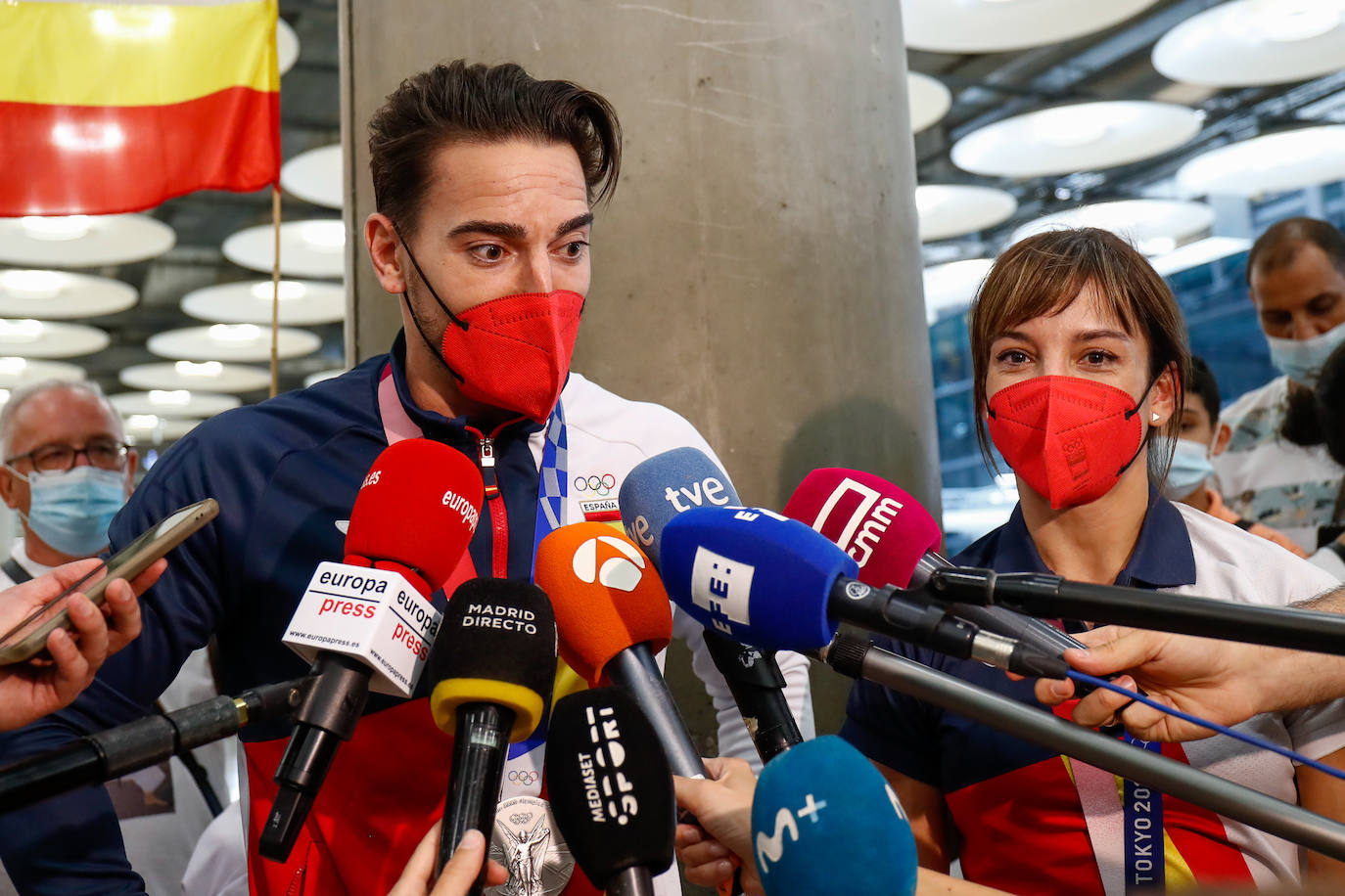 Fotos: El kareteca malagueño Damián Quintero y Sandra Sánchez llegan a Madrid con sus flamantes medallas olímpicas