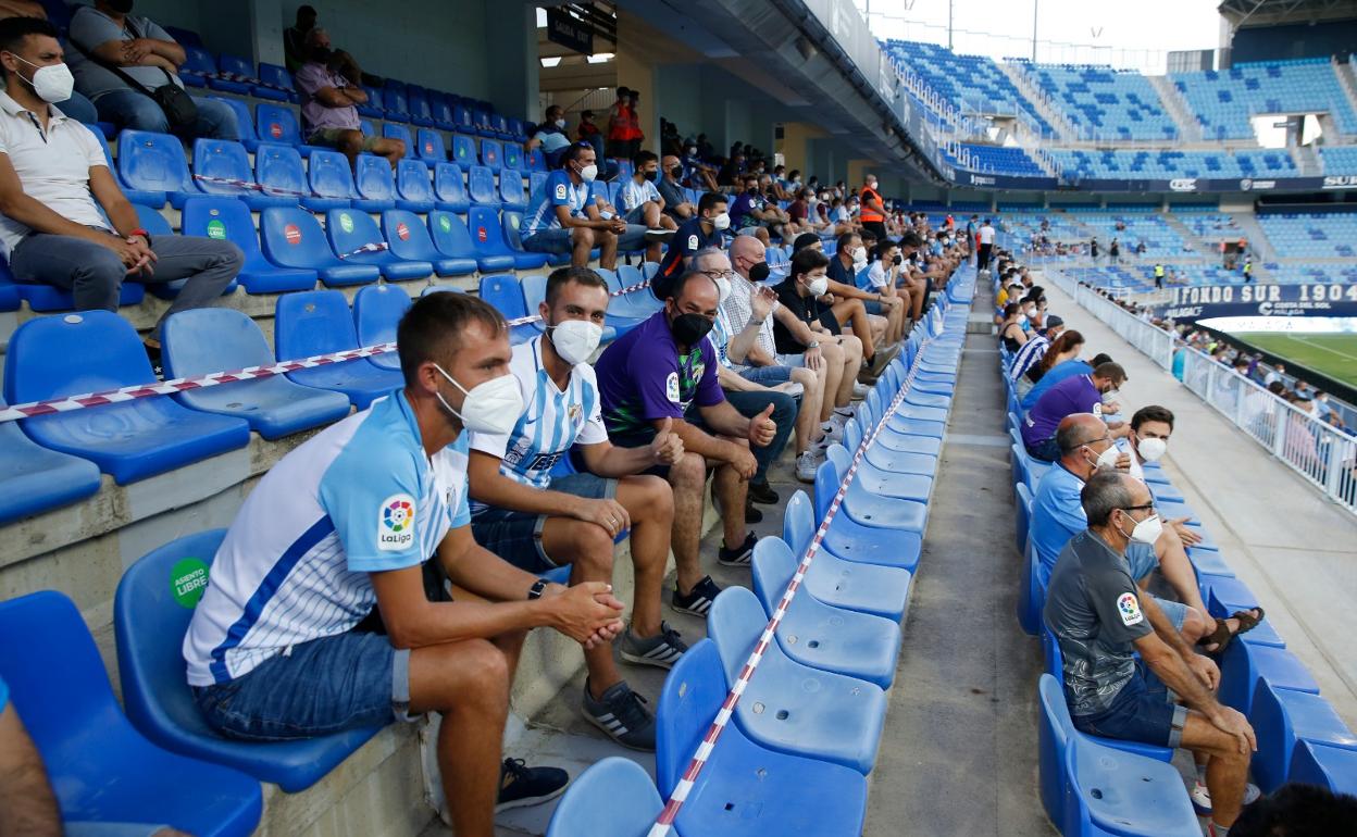 Imagen de una de las gradas de La Rosaleda ocupadas con aficionados durante el Málaga-Tenerife del sábado.