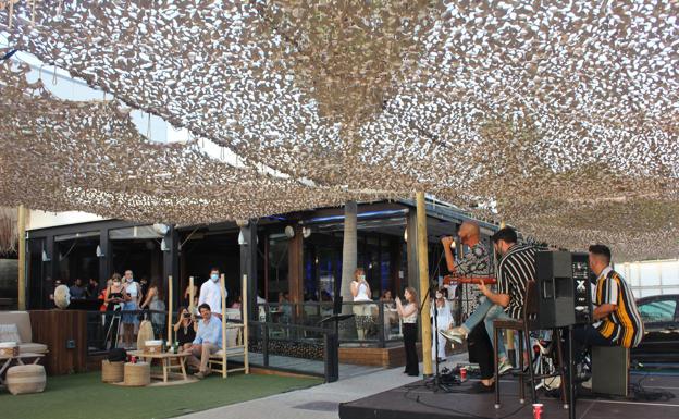 El verano malagueño se vive en La Curiosa Lounge Bar