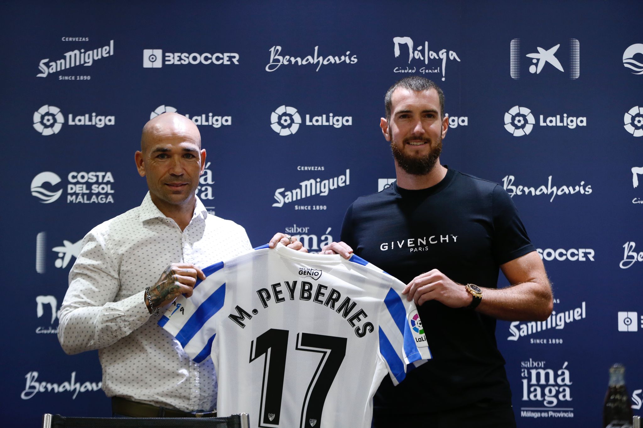 El director deportivo del Málaga, Manolo Gaspar, y el nuevo defensa del equipo, Peybernes, en la sala de prensa de La Rosaleda.