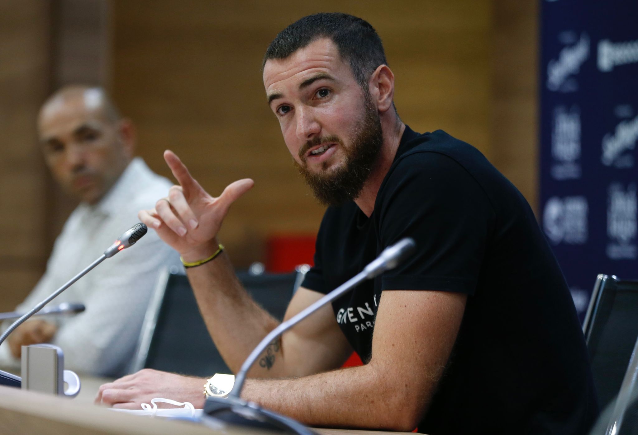 Peybernes durante su intervención en la presentación llevada a cabo en la sala de prensa de La Rosaleda. 