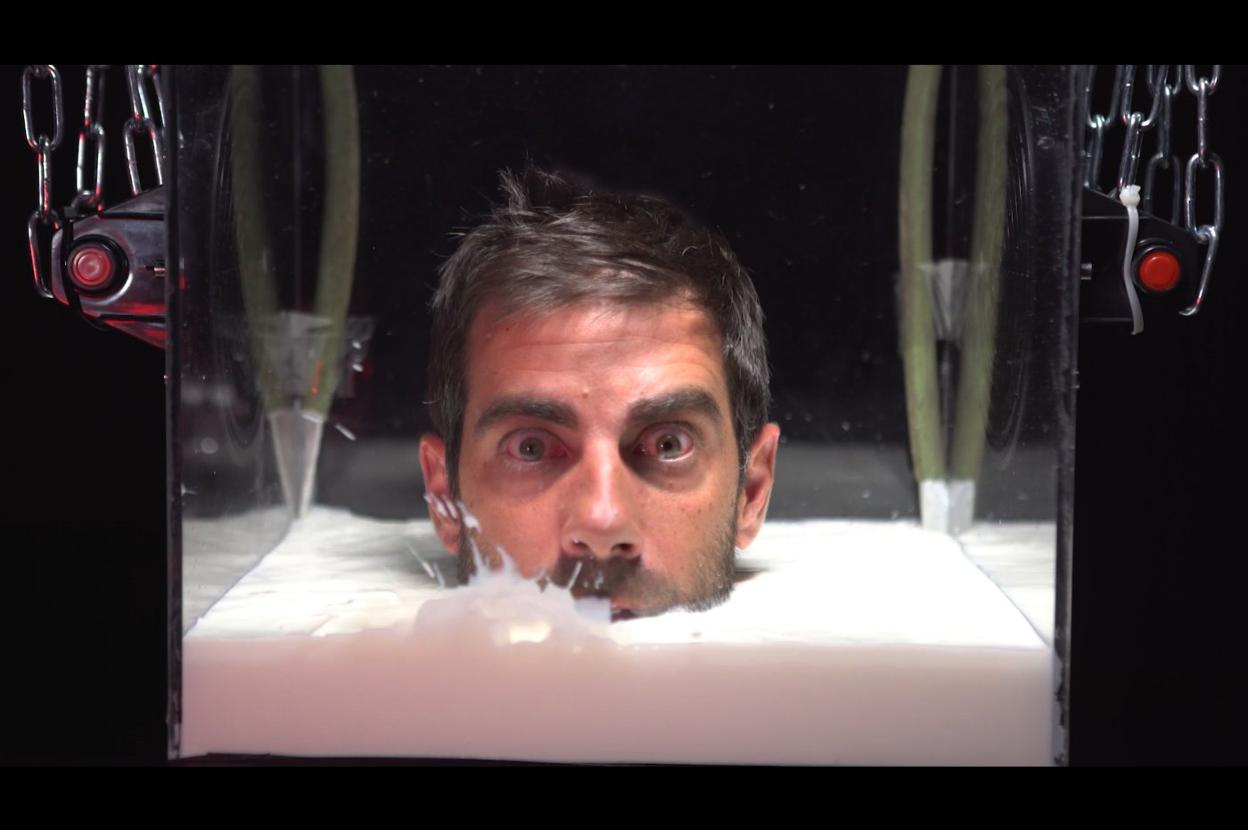 'Con la leche al cuello' es el lema de la drástica y original campaña que los ganaderos han lanzado para salvar el sector.