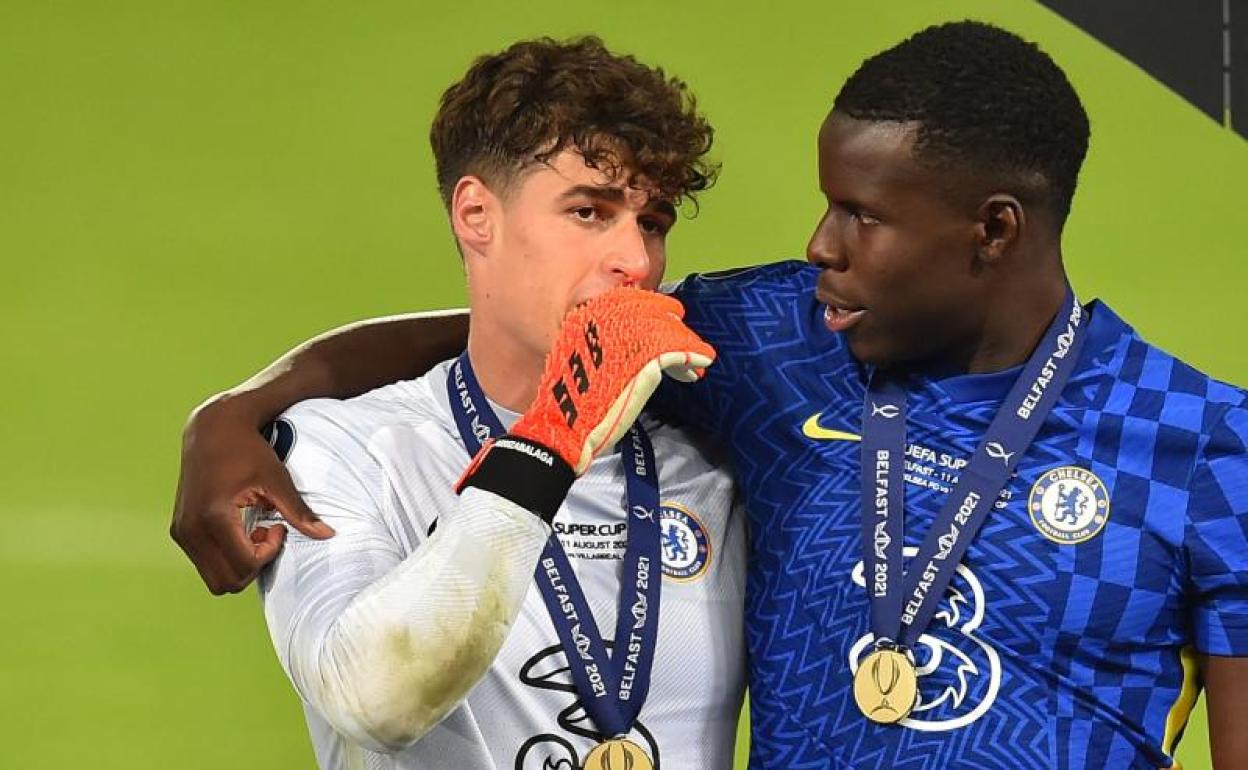 Kepa Arrizabalaga habla con Kurt Zouma tras la victoria del Chelsea en la Supercopa de Europa. 