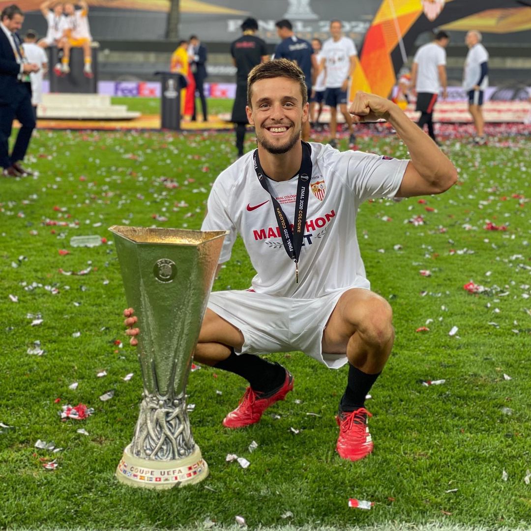 Genaro posa con el trofeo de la Europa League que ganó con el Sevilla en la campaña 19-20.