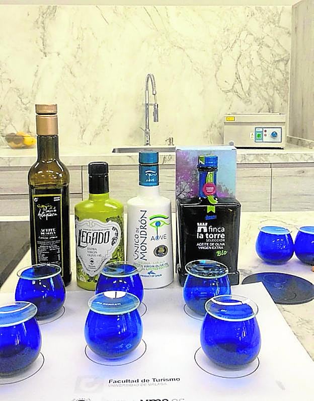 Francisco Lorenzo y Daniel García Peinado. A la derecha, cata de aceites. F. l.