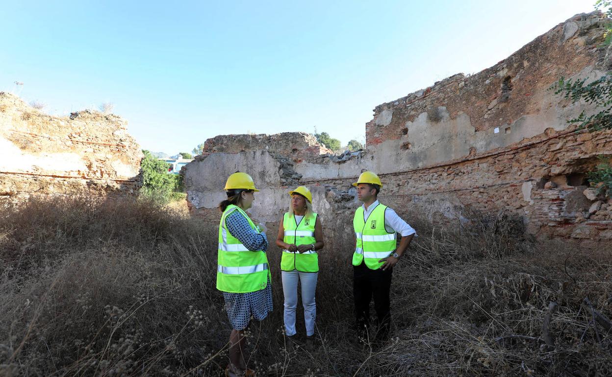 La alcaldesa, Ángeles Muñoz, junto a la directora general de Cultura, Carmen Díaz, y el edil de Obras, Diego López. 