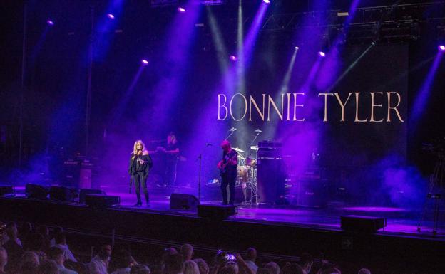 Bonnie Tyler interpretando 'Hold on' en la cantera de Starlite. 