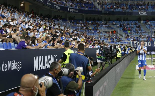 Imagen principal - Momento en el que Kevin y Roberto son sustituidos en el minuto 66 de partido entre Málaga y Mirandés.