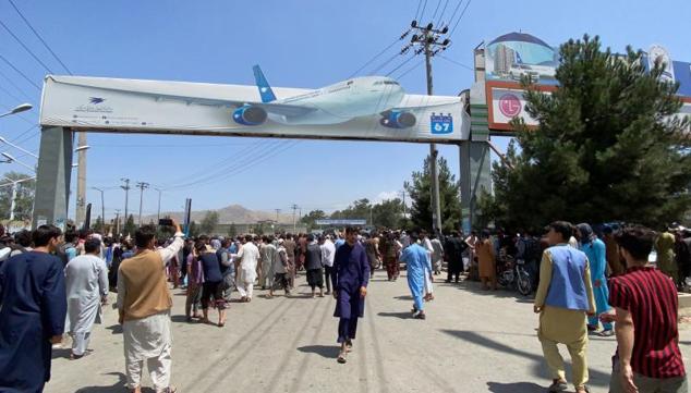 Los afganos se agolpan en el aeropuerto mientras esperan salir de Kabul 