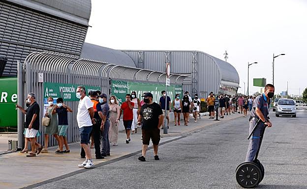 Coronavirus Málaga: La vacunación sin cita previa en Málaga, más para rezagados y adolescentes que para turistas