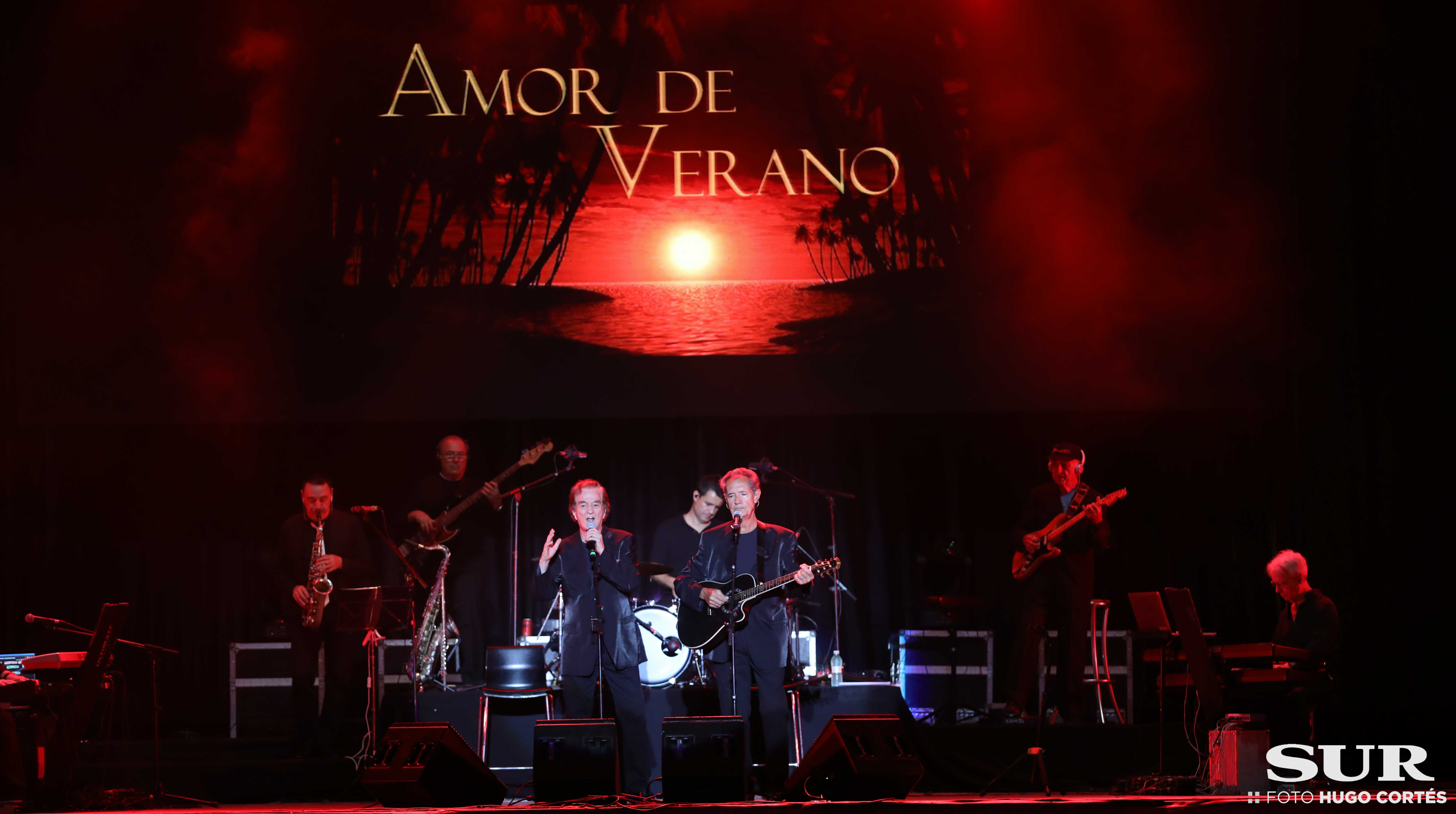 El humorista malagueño El Morta hizo reír al público familiar y dejó paso a los veteranos que cumplen 62 años cantando sus éxitos