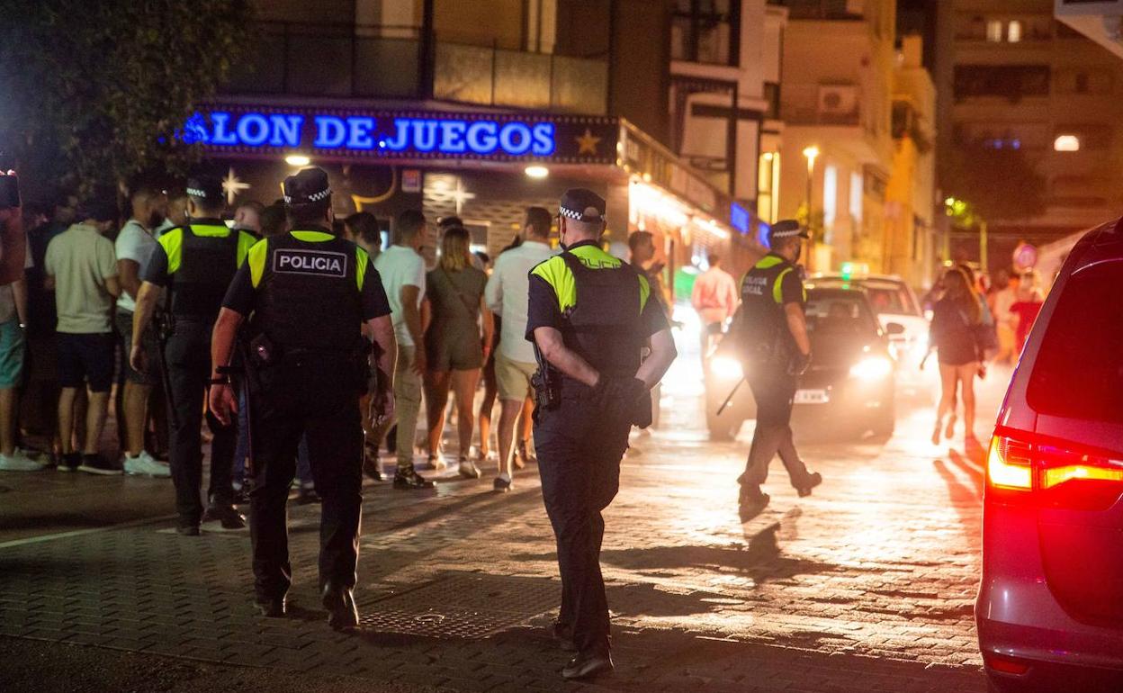 Policías locales de Marbella, durante una intervención. 