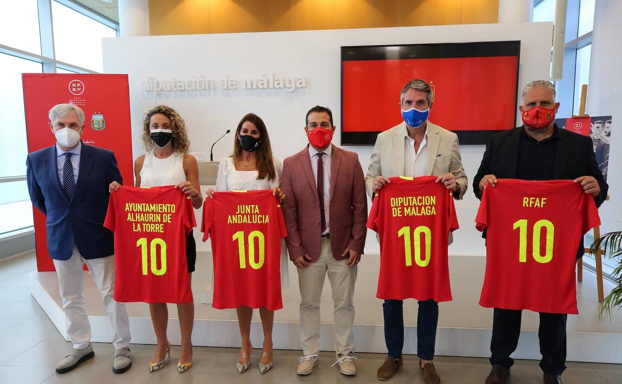 Los representantes de las instituciones, con camisetas de la selección española, en el acto. 