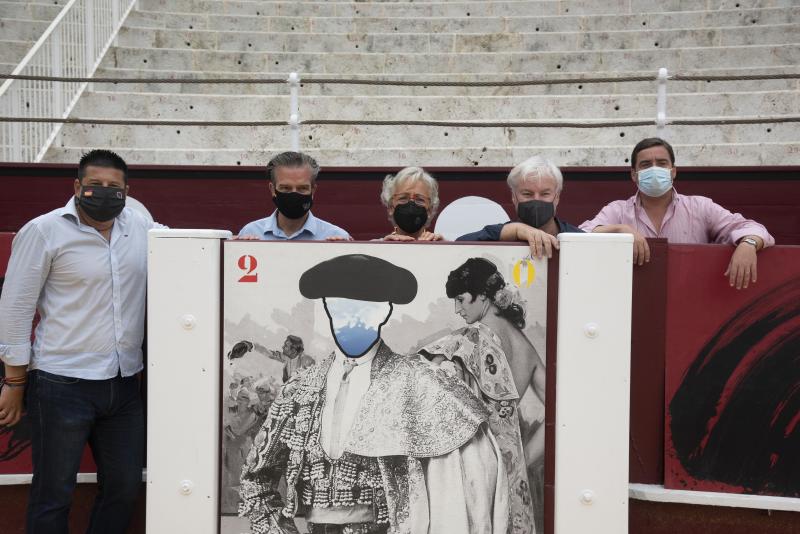 El diputado de Cultura, Víctor Gonzalez, visita, junto con la concejala de Fiestas del Ayuntamiento de Málaga, Teresa Porras, el montaje.