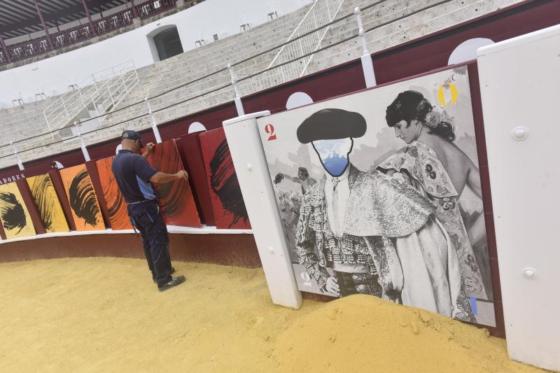 El diputado de Cultura, Víctor Gonzalez, visita, junto con la concejala de Fiestas del Ayuntamiento de Málaga, Teresa Porras, el montaje.