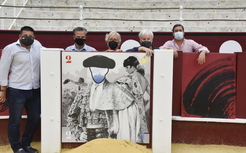 El diputado de Cultura, Víctor Gonzalez, visita, junto con la concejala de Fiestas del Ayuntamiento de Málaga, Teresa Porras, el montaje.