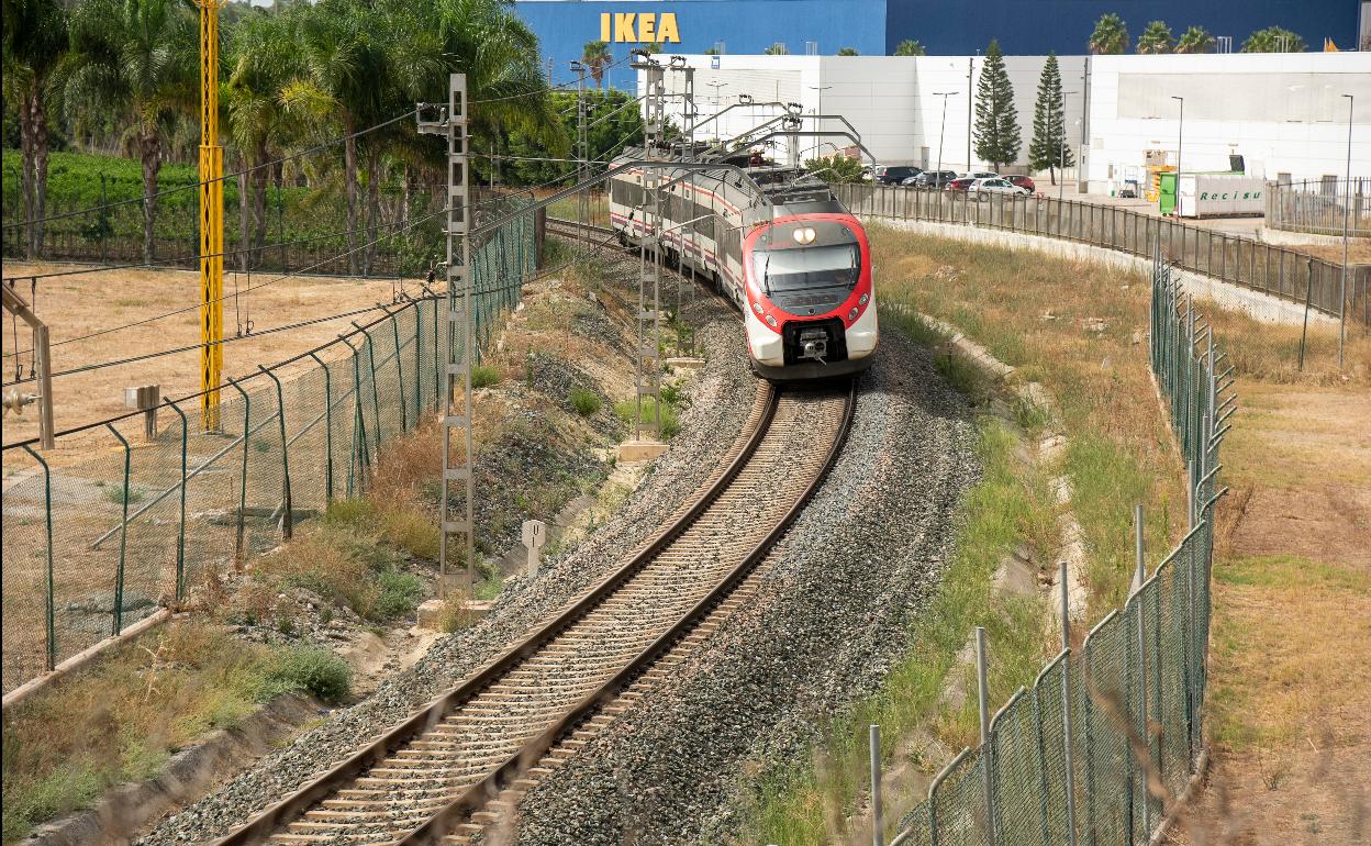 El tren de Cercanías en dirección a Torremolinos pasando por la zona de Plaza Mayor.