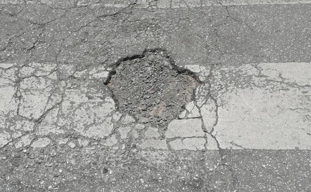 Detalle del socavón en uno de los pasos de cebra de la barriada. 