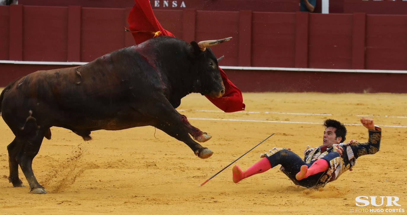 La terna corta una oreja de diferente calado y el malagueño sufre dos cogidas sin consecuencias 