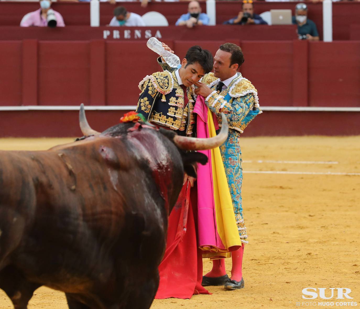 La terna corta una oreja de diferente calado y el malagueño sufre dos cogidas sin consecuencias 