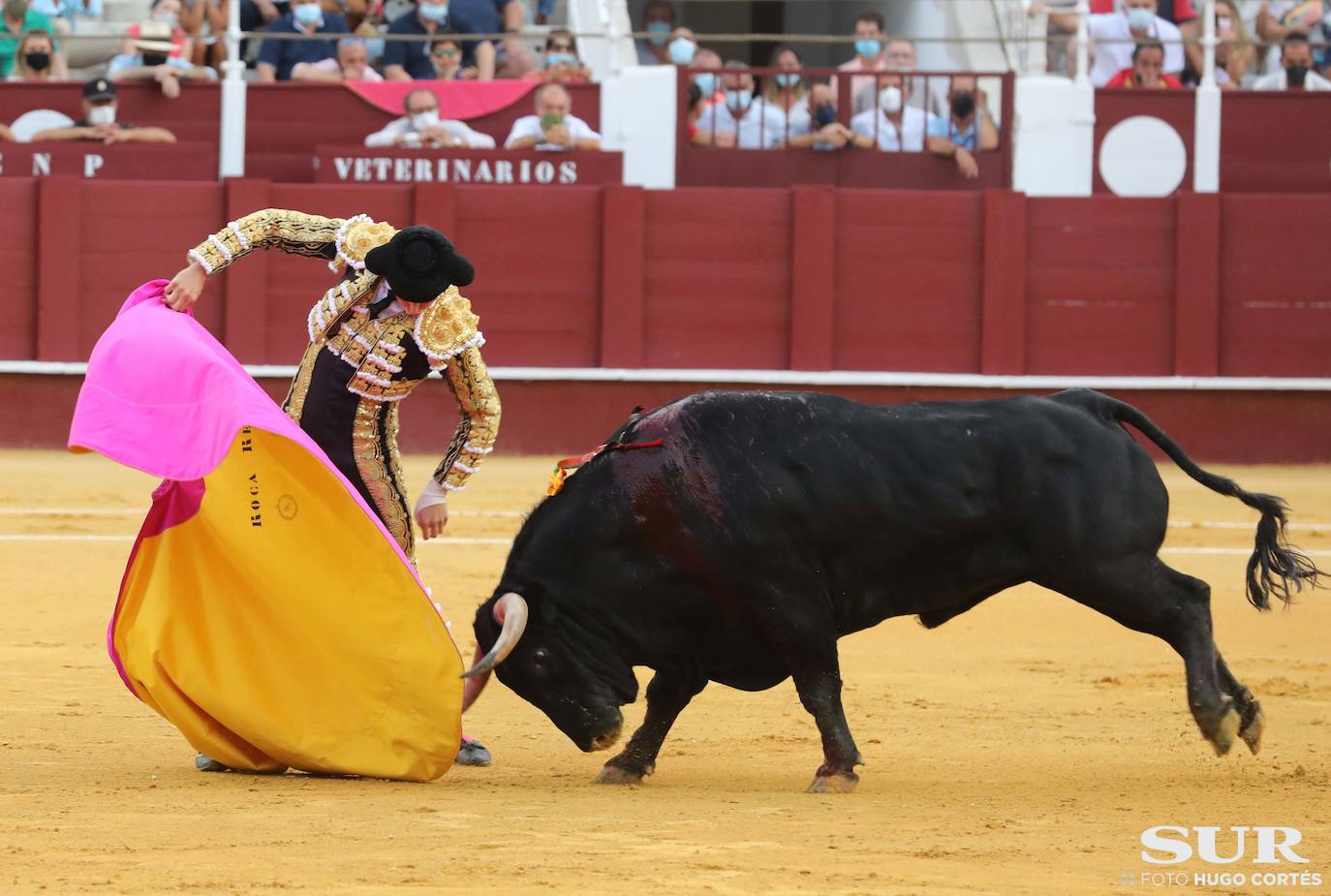 La terna corta una oreja de diferente calado y el malagueño sufre dos cogidas sin consecuencias 