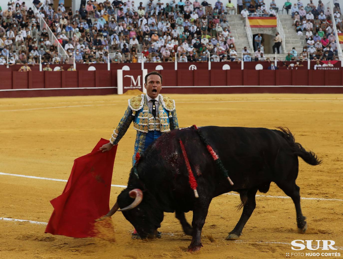 La terna corta una oreja de diferente calado y el malagueño sufre dos cogidas sin consecuencias 