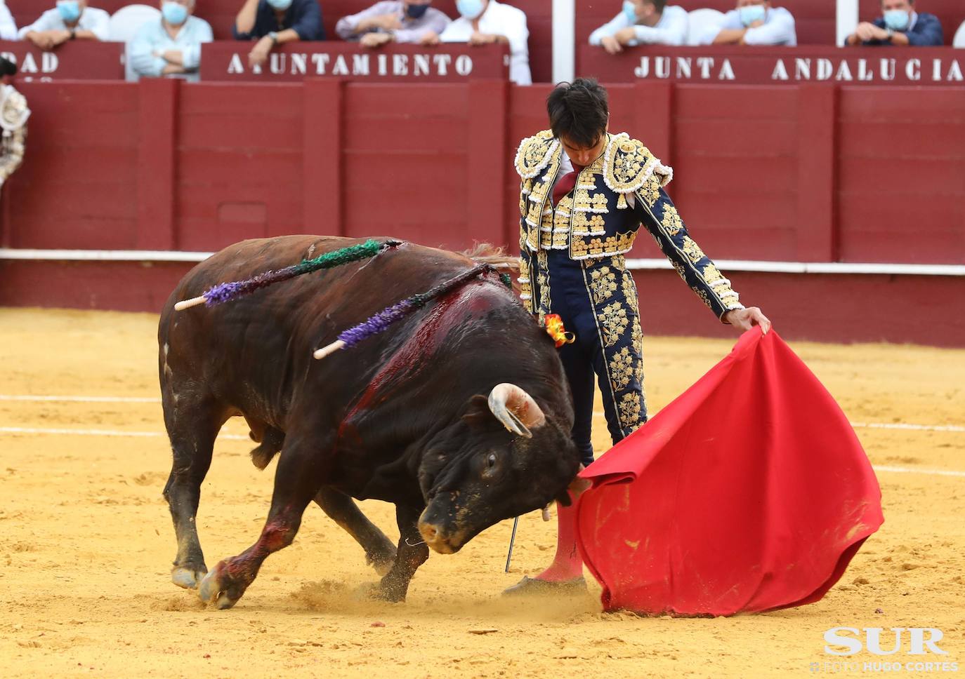 La terna corta una oreja de diferente calado y el malagueño sufre dos cogidas sin consecuencias 