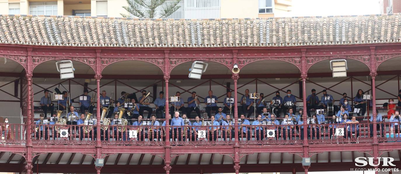 La terna corta una oreja de diferente calado y el malagueño sufre dos cogidas sin consecuencias 