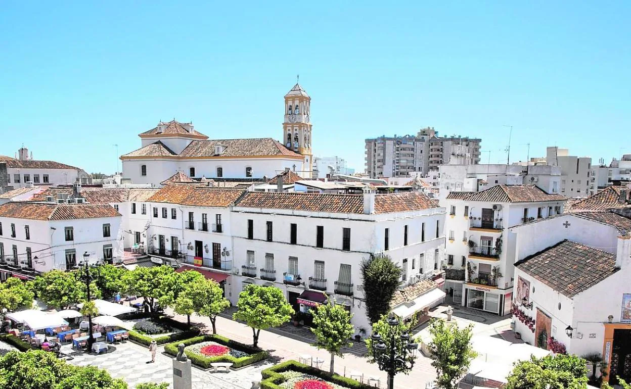 La plaza de los Naranjos es el alma del centro histórico de esta localidad turística. 