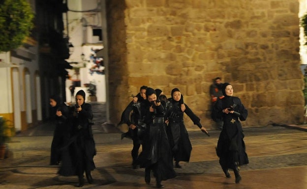 Imagen principal - Arriba, las monjas guerreras en Marbella. Abajo, la Aduana transformada en el Vaticano para 'Warrior Nun'. A la derecha, la actriz Emma Corrin durante el rodaje de 'The Crown' en Málaga. 