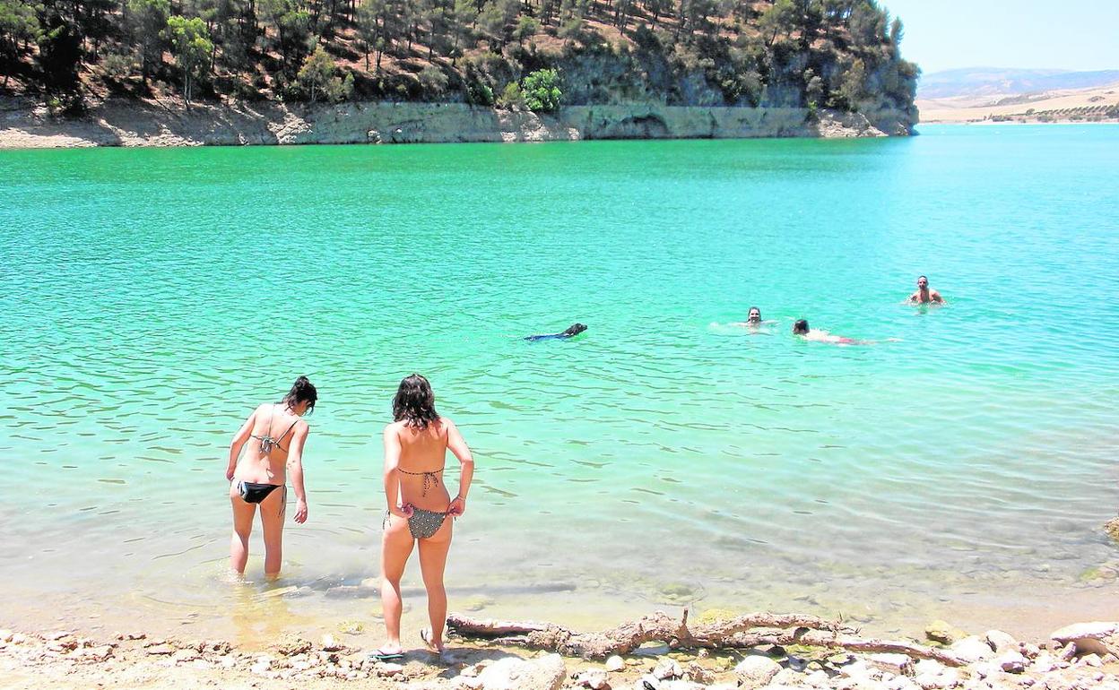 En esta playa de interior aguardan refrescantes baños y muchas actividades complementarias. 