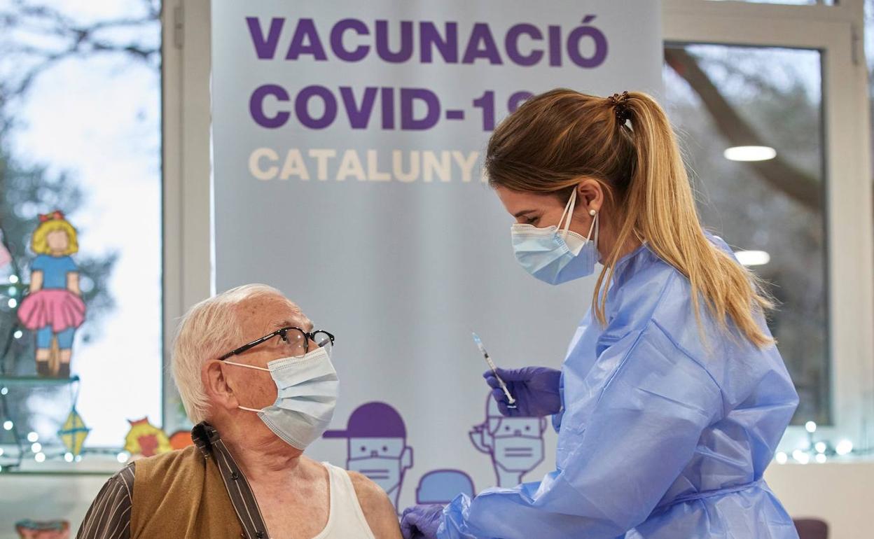 España se acerca a la tercera dosis a la espera del aval de la UE