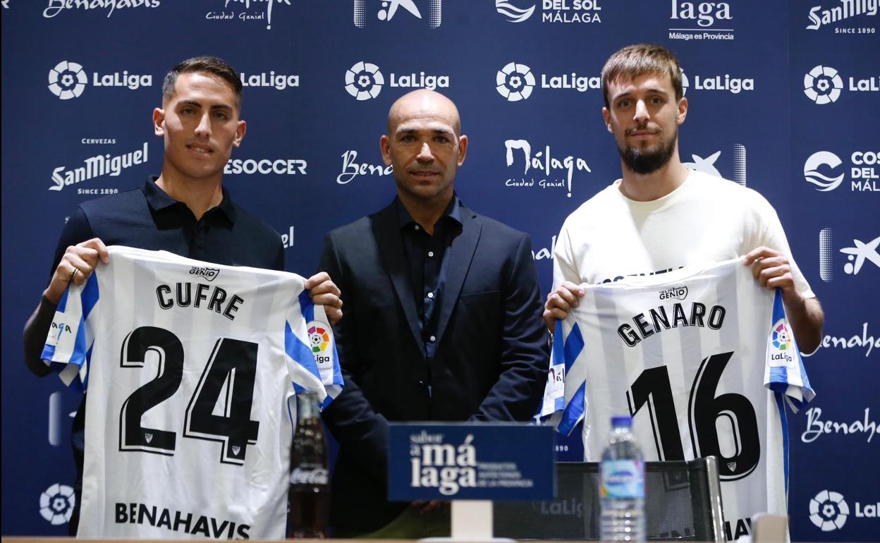 Los jugadores Cufré y Genaro, y el director deportivo del Málaga, Manolo Gaspar, en la sala de prensa de La Rosaleda.