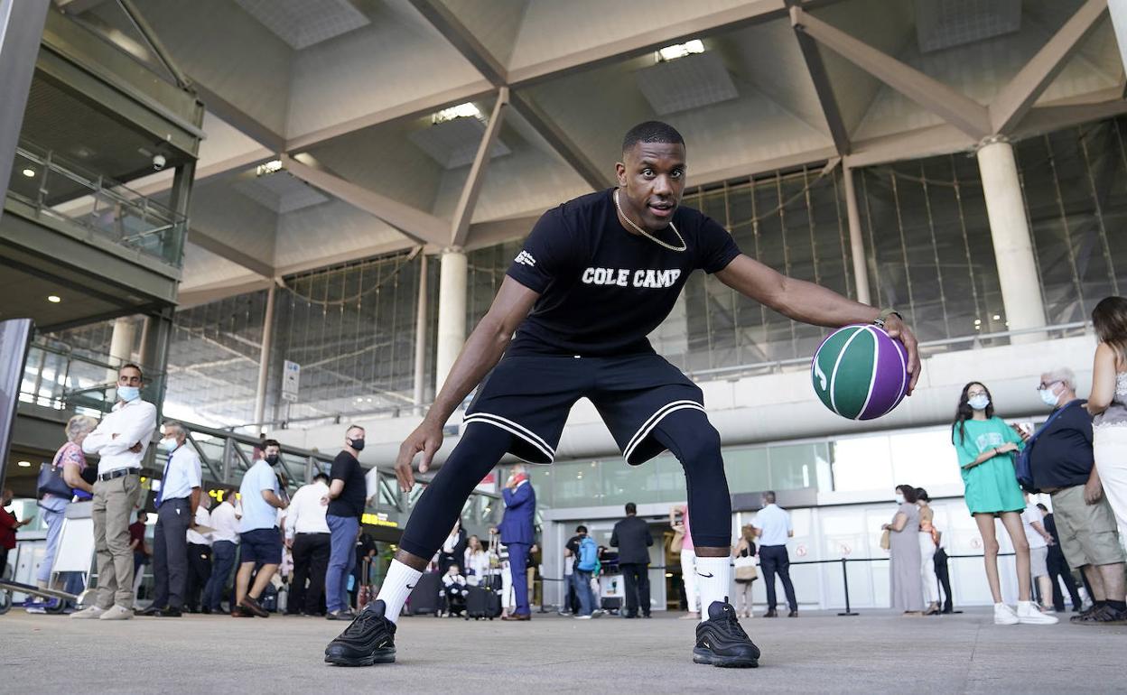 Cole, a su llegada al aeropuerto de Málaga 