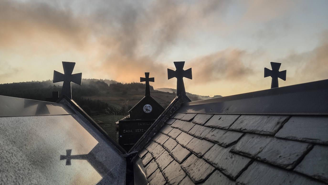 Dejamos Cebreiro atrás y la pista forestal rodeada de helechos nos conduce hasta la iglesia de Santo Estevo de Linares. El templo, prerrománico y de una sola nave, tiene un cementerio colgado sobre el valle a menudo invadido por las brumas.