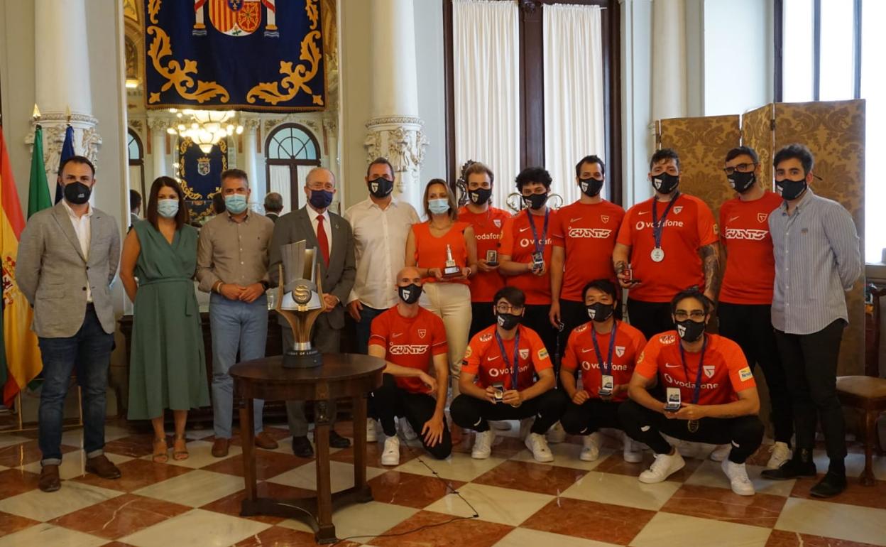 Foto de familia del recibimiento municipal a Vodafone Giants. 