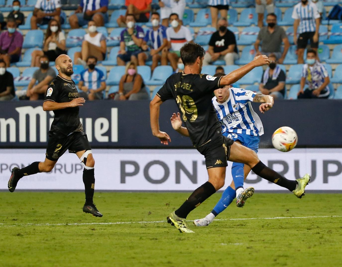 Pese a las restricciones por el covid, hubo buen ambiente en La Rosaleda 