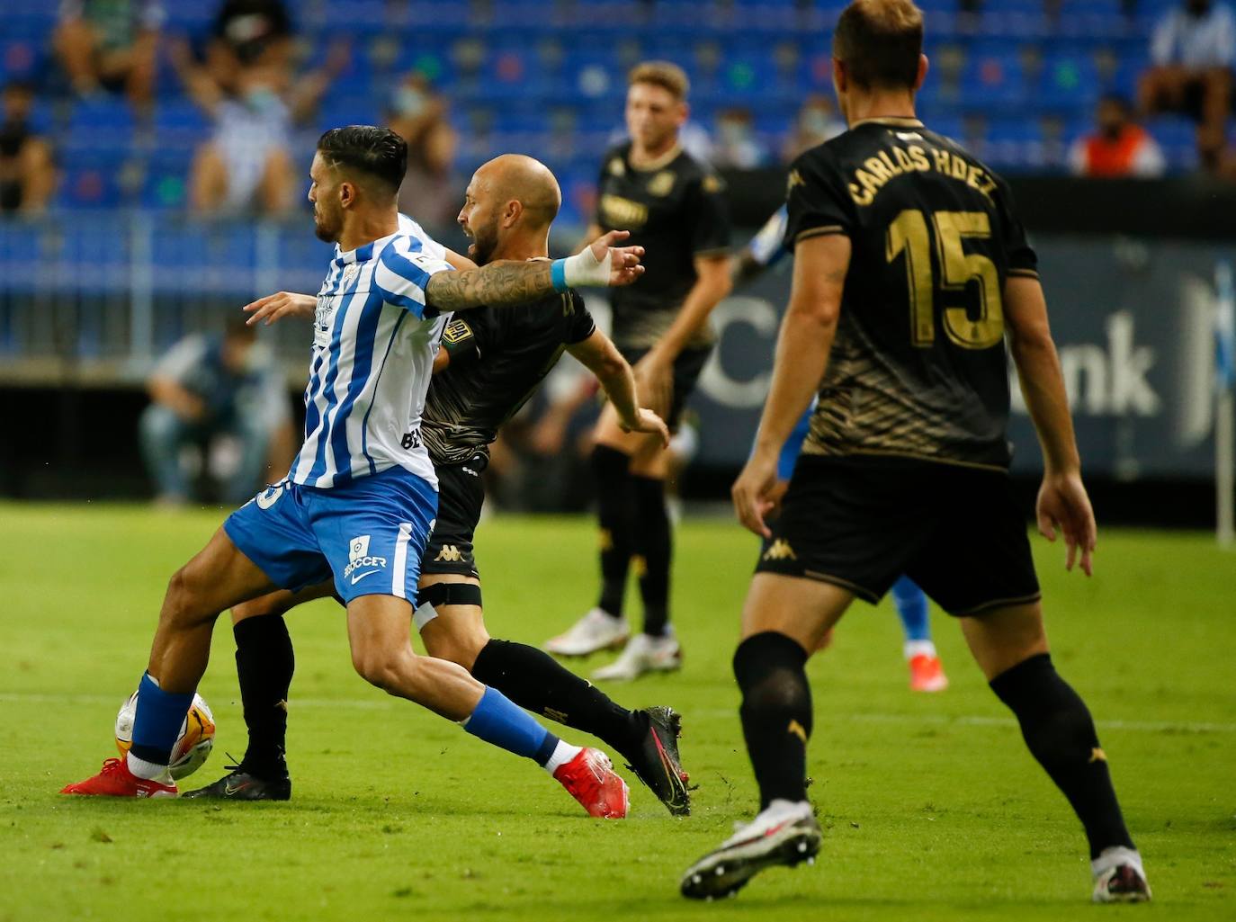 Pese a las restricciones por el covid, hubo buen ambiente en La Rosaleda 