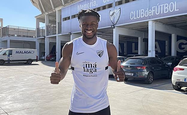 Sekou Gassama posa como nuevo fichaje del Málaga y en su primer entrenamiento en La Rosaleda.